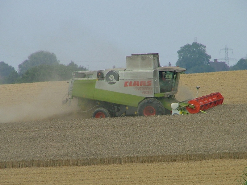 p31163-0-combineharvesteratworkinfieldinsuffolk1d1.jpg